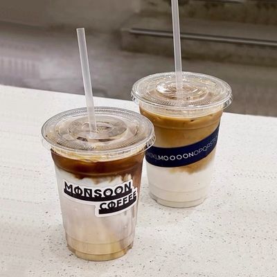크로스 홀과 함께 일회용 투명한 플라스틱 평면 뚜?? 뚜?? 과 함께 종이 컵